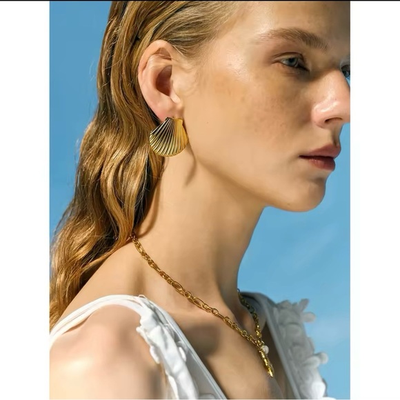 Stainless Steel Big Textured shell Big Stud Earrings - Picture 3 of 6